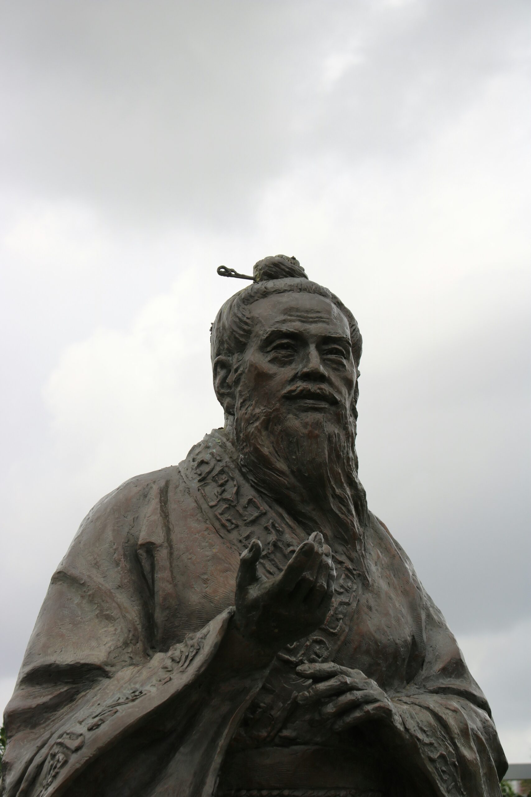 A photo of a statue of Confucius.